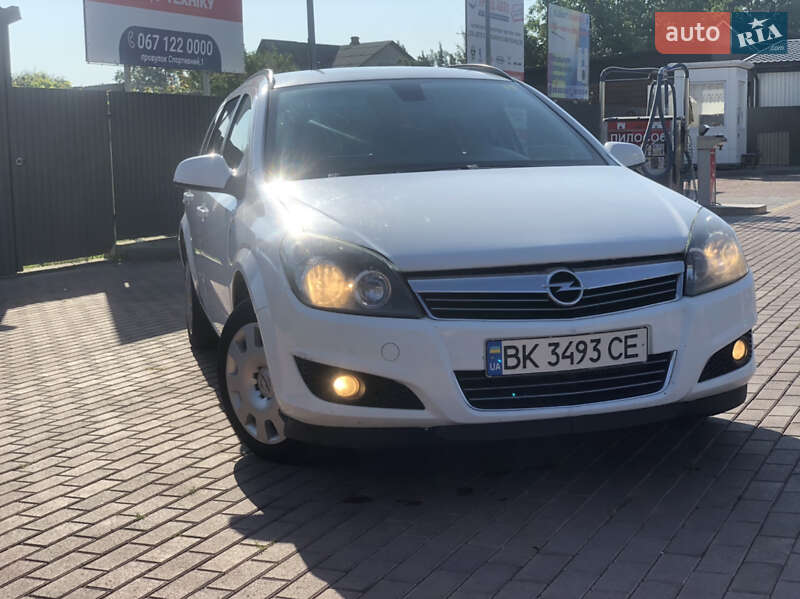 Универсал Opel Astra 2010 в Рокитном