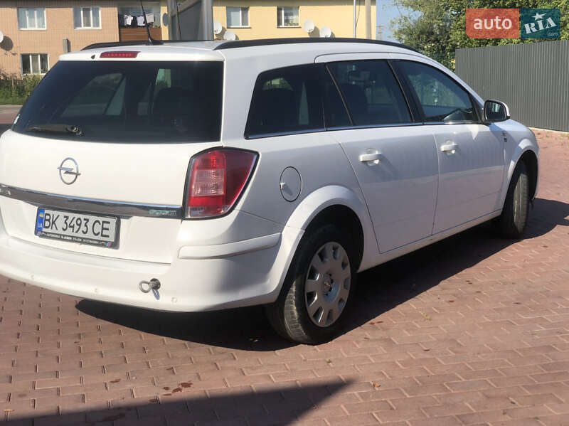 Универсал Opel Astra 2010 в Рокитном