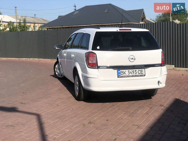 Универсал Opel Astra 2010 в Рокитном