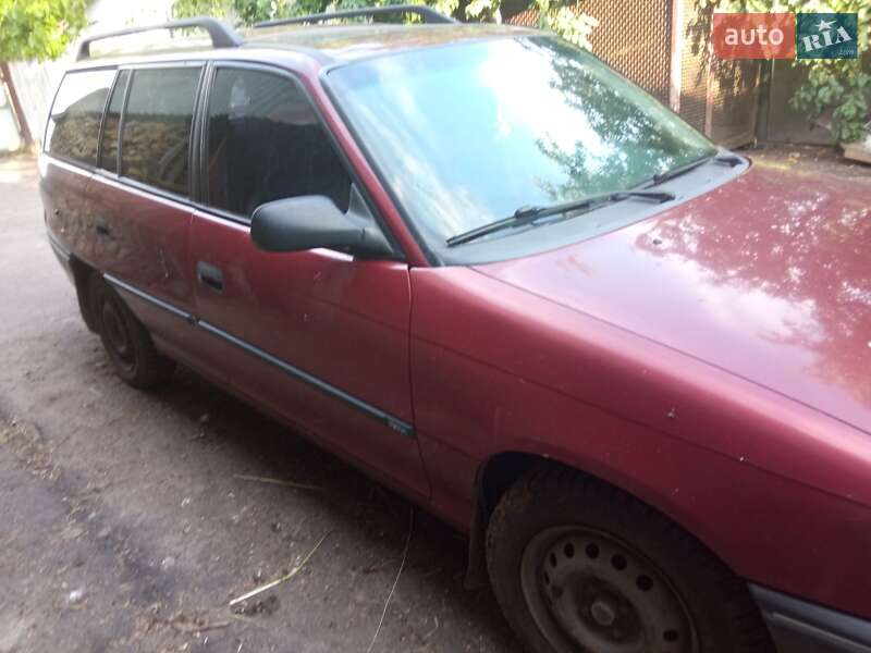Універсал Opel Astra 1996 в Сарнах