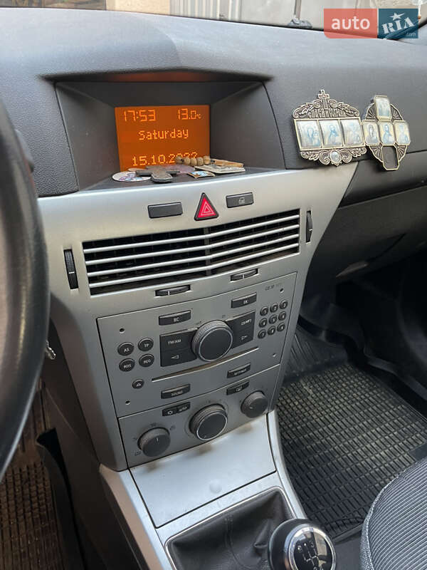 Седан Opel Astra 2011 в Іршаві