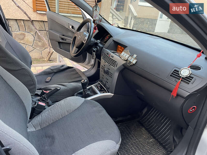 Седан Opel Astra 2011 в Іршаві