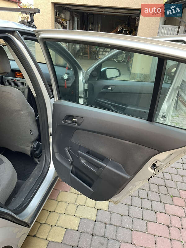 Седан Opel Astra 2011 в Іршаві