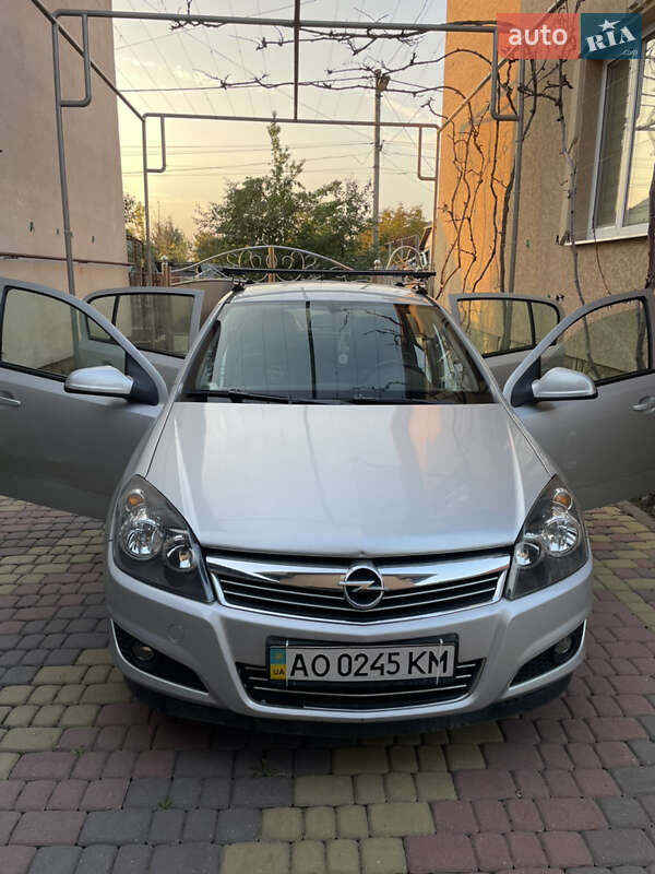 Седан Opel Astra 2011 в Іршаві