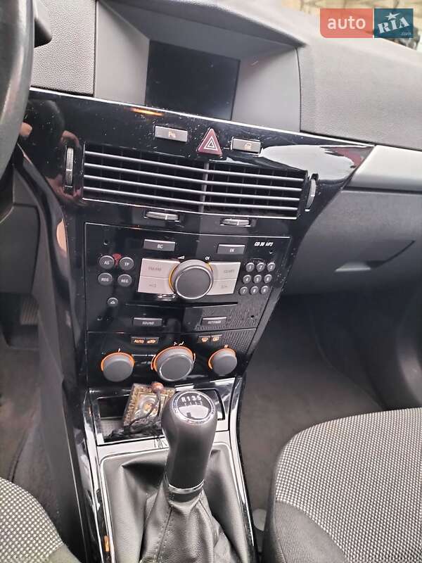 Универсал Opel Astra 2010 в Ровно