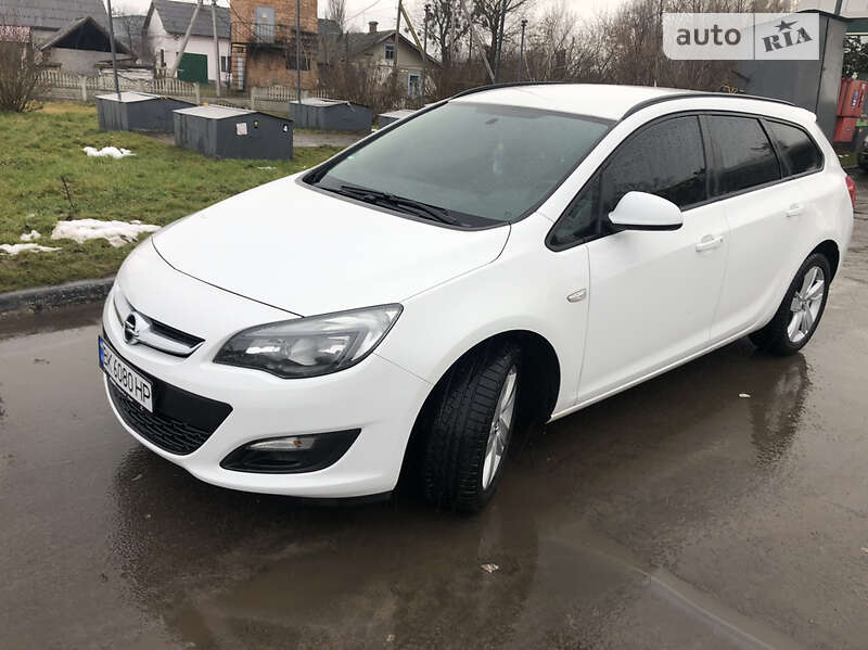 Универсал Opel Astra 2015 в Остроге