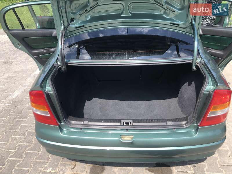 Седан Opel Astra 2008 в Городке