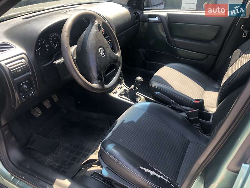 Седан Opel Astra 2008 в Городке