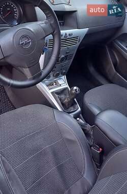 Хэтчбек Opel Astra 2011 в 