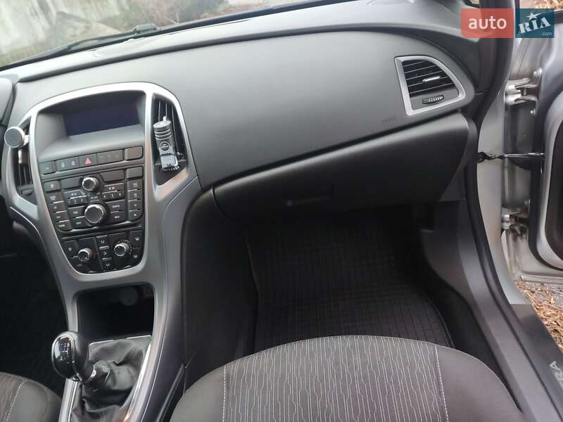 Универсал Opel Astra 2015 в Чернигове