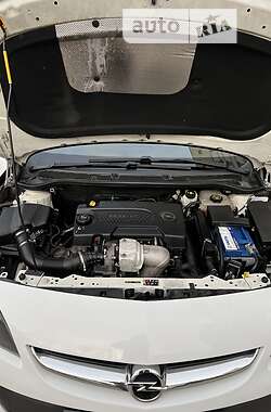 Универсал Opel Astra 2013 в 