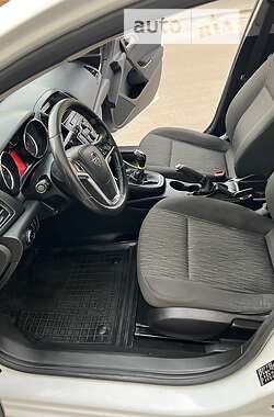 Универсал Opel Astra 2013 в 