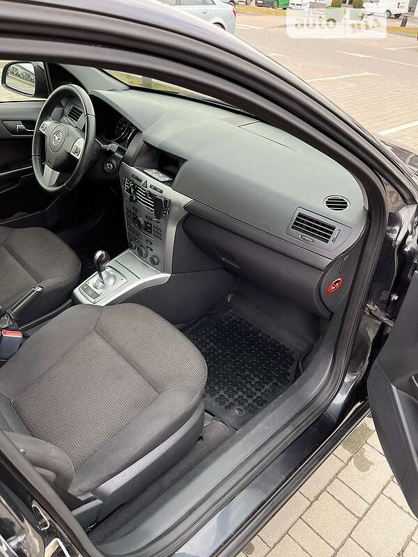 Седан Opel Astra 2014 в Хмельницком