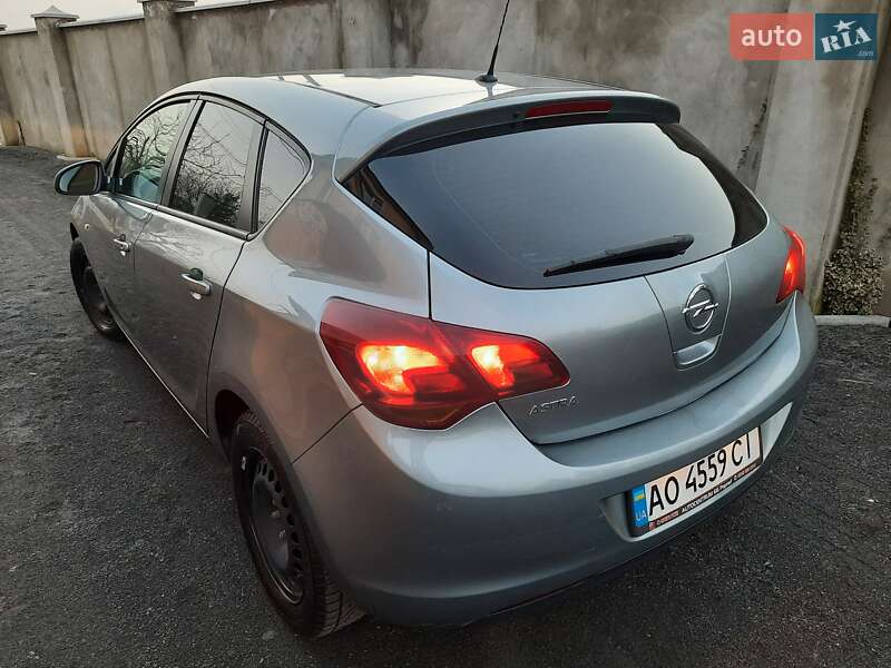 Хэтчбек Opel Astra 2010 в Мукачево