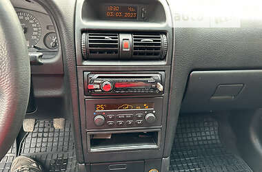 Хэтчбек Opel Astra 2002 в 