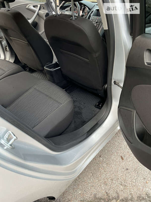 Универсал Opel Astra 2013 в Чернигове