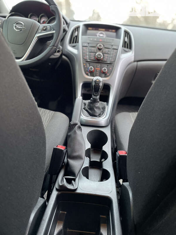Универсал Opel Astra 2013 в Чернигове