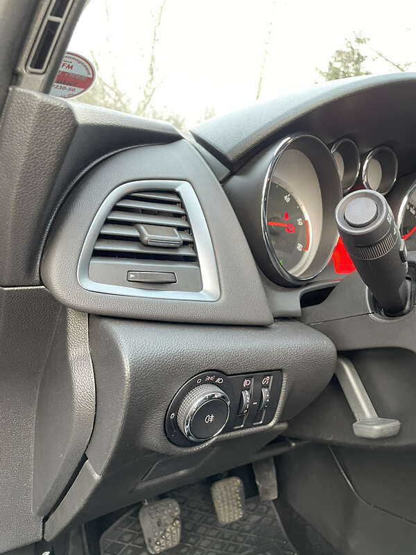 Универсал Opel Astra 2013 в Чернигове