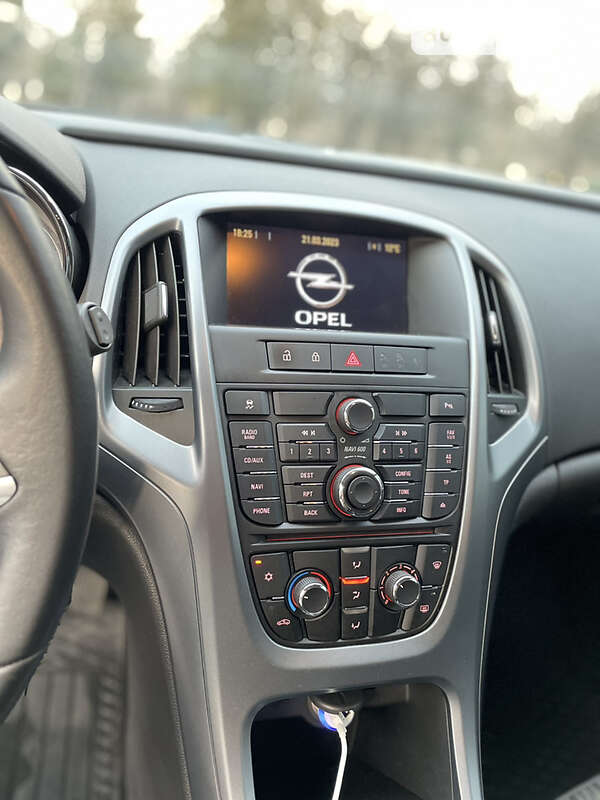 Универсал Opel Astra 2013 в Чернигове