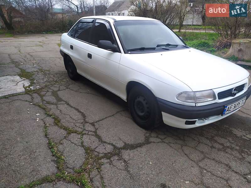 Седан Opel Astra 1994 в Кам'янському