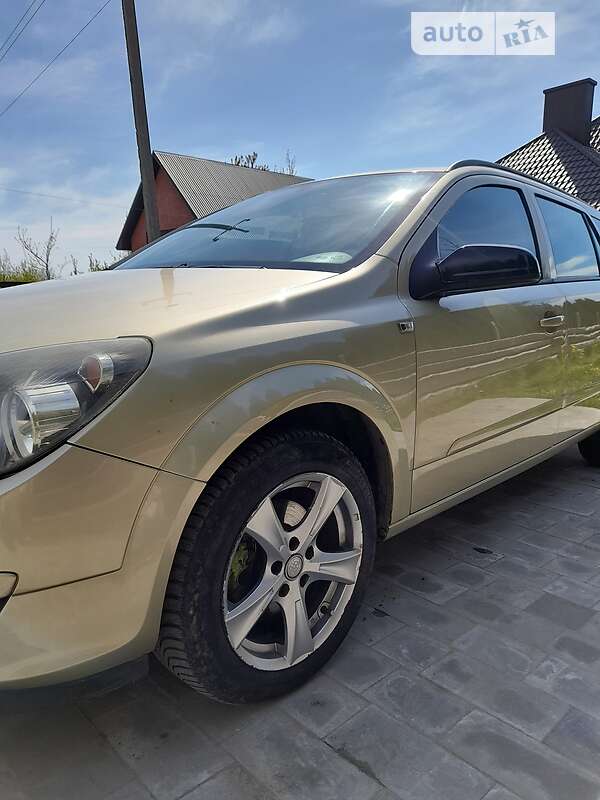 Універсал Opel Astra 2005 в Нововолинську