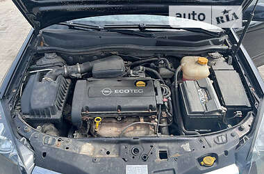 Купе Opel Astra 2005 в Хороле
