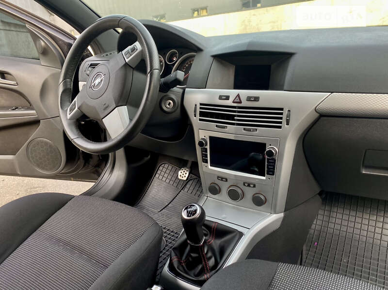 Купе Opel Astra 2006 в Киеве