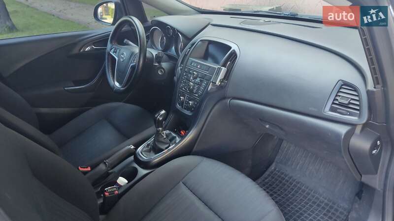 Универсал Opel Astra 2012 в Ужгороде