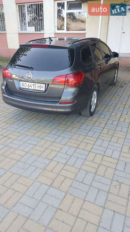 Универсал Opel Astra 2012 в Ужгороде