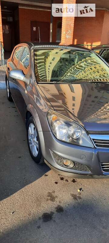 Хэтчбек Opel Astra 2011 в 
