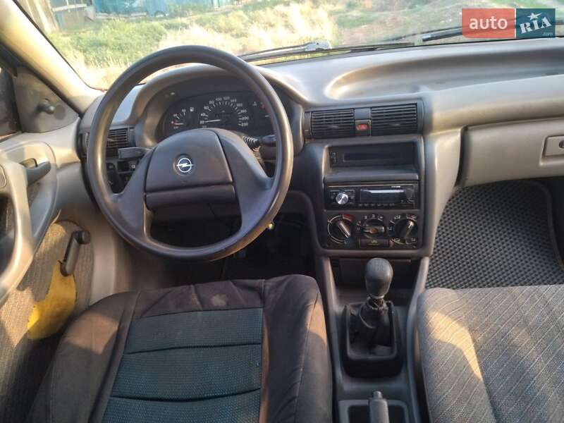 Хэтчбек Opel Astra 1993 в Тарутине