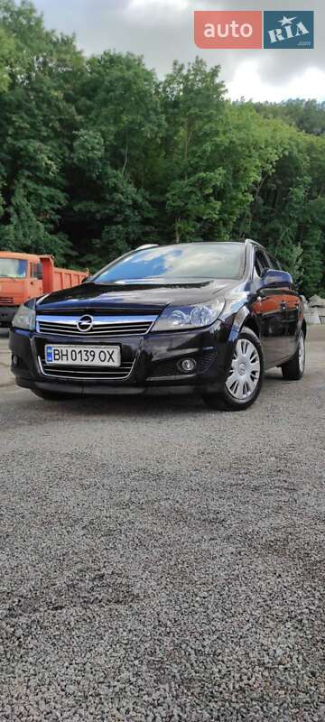 Универсал Opel Astra 2010 в Обухове