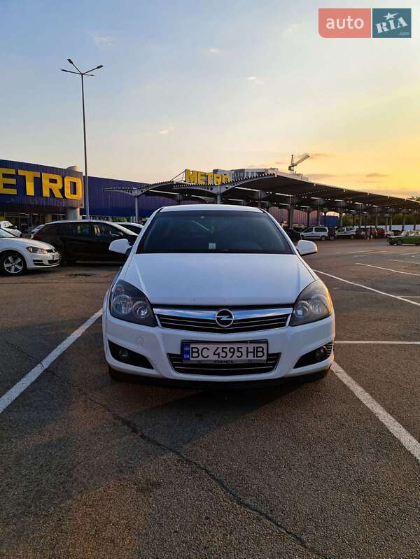 Хэтчбек Opel Astra 2012 в Львове