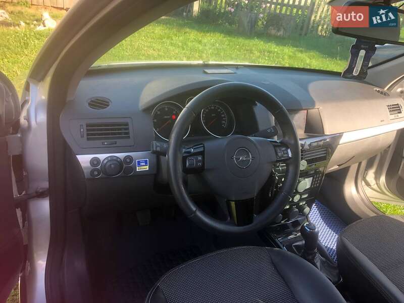 Универсал Opel Astra 2010 в Луцке