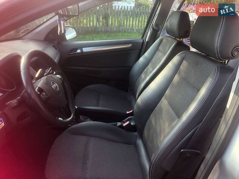 Универсал Opel Astra 2010 в Луцке