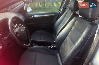 Универсал Opel Astra 2010 в Луцке