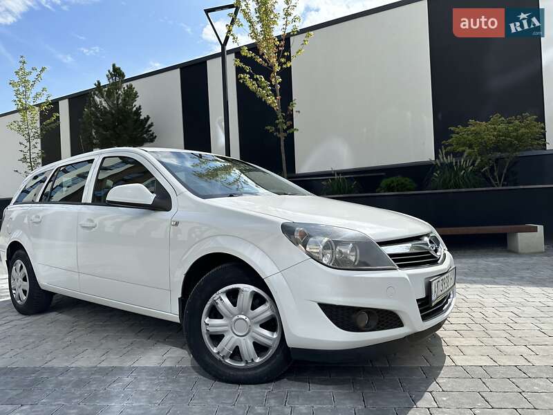 Універсал Opel Astra 2011 в Новій Одесі