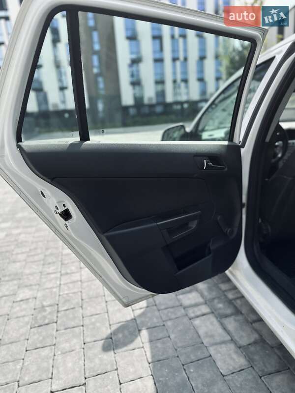 Універсал Opel Astra 2011 в Новій Одесі