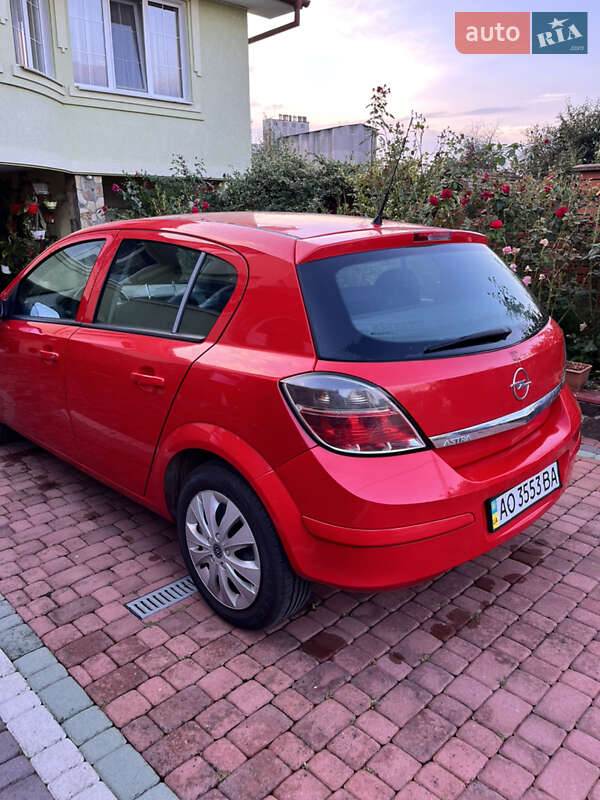 Хетчбек Opel Astra 2012 в Ужгороді