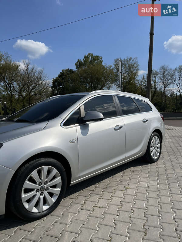 Универсал Opel Astra 2013 в Дрогобыче