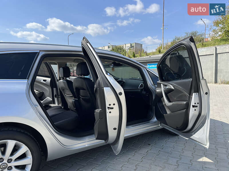 Универсал Opel Astra 2013 в Дрогобыче