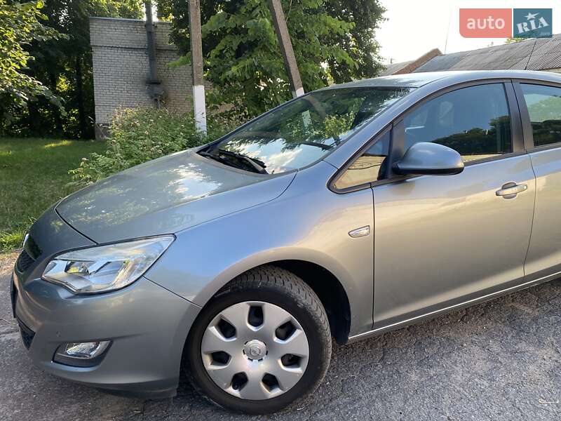 Хэтчбек Opel Astra 2010 в Житомире