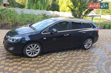 Універсал Opel Astra 2011 в Чернівцях