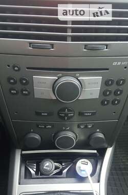 Хэтчбек Opel Astra 2004 в 