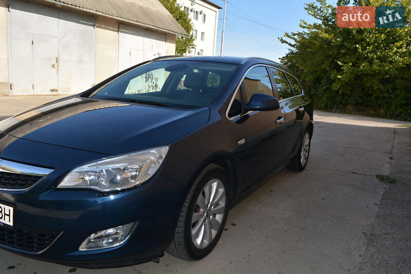 Универсал Opel Astra 2012 в Новоднестровске