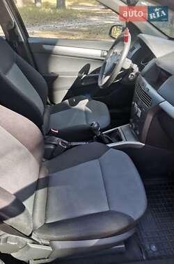 Хэтчбек Opel Astra 2006 в 