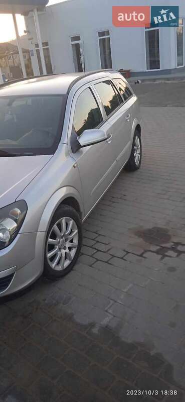 Універсал Opel Astra 2005 в Чернівцях