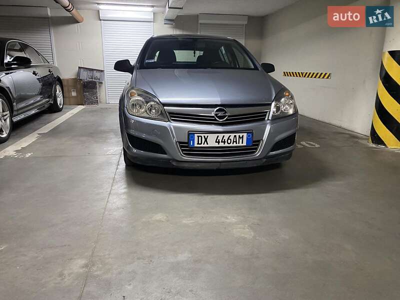 Хэтчбек Opel Astra 2010 в Мурованых Куриловцах