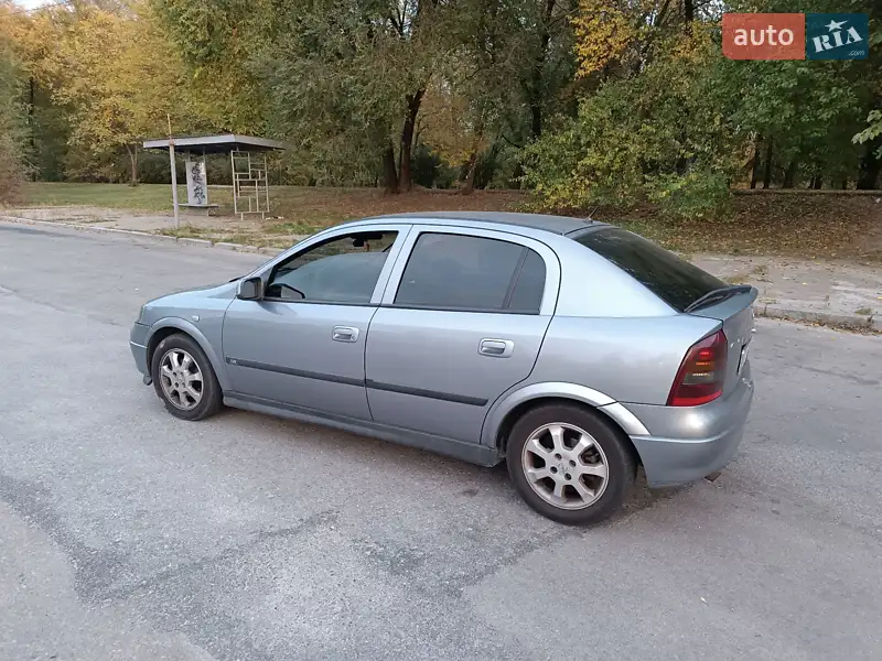Хэтчбек Opel Astra 2003 в 