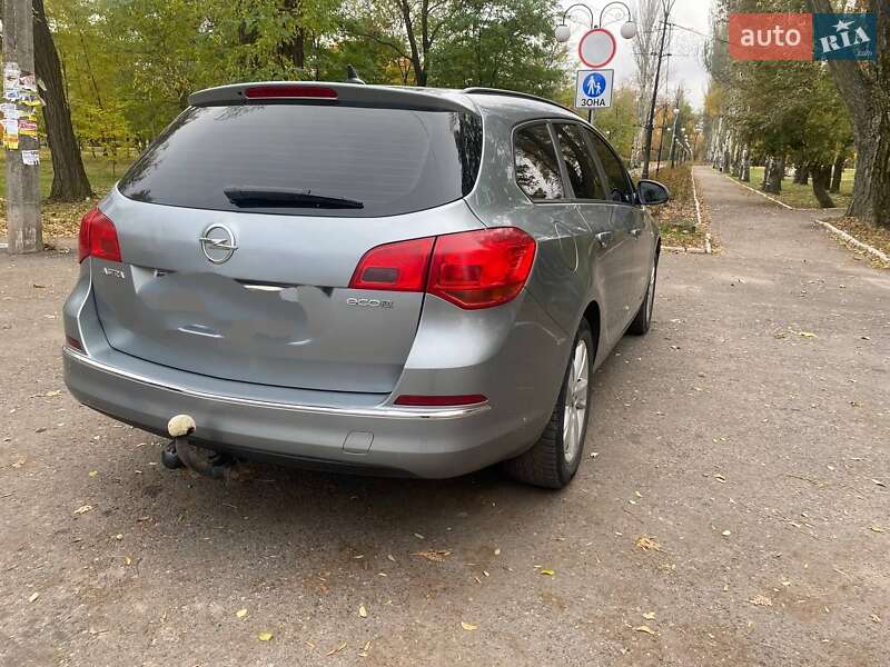 Универсал Opel Astra 2014 в Покровске